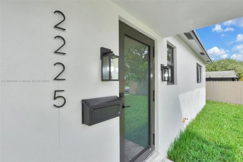 House in Miami Gardens, Florida 3 bedrooms, 129.32 sq.m. № 1929295 - photo 2