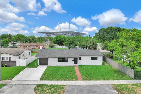 House in Miami Gardens, Florida 3 bedrooms, 129.32 sq.m. № 1929295 - photo 1