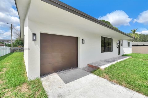 House in Miami Gardens, Florida 3 bedrooms, 129.32 sq.m. № 1929295 - photo 4