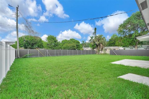 House in Miami Gardens, Florida 3 bedrooms, 129.32 sq.m. № 1929295 - photo 10