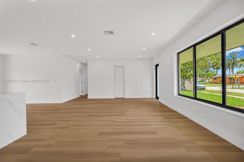 House in Miami Gardens, Florida 3 bedrooms, 129.32 sq.m. № 1929295 - photo 18