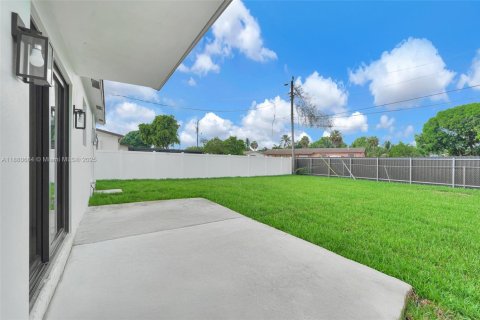 House in Miami Gardens, Florida 3 bedrooms, 129.32 sq.m. № 1929295 - photo 8