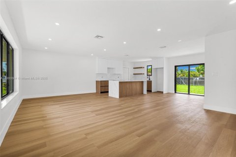 House in Miami Gardens, Florida 3 bedrooms, 129.32 sq.m. № 1929295 - photo 12