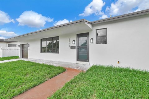 House in Miami Gardens, Florida 3 bedrooms, 129.32 sq.m. № 1929295 - photo 3