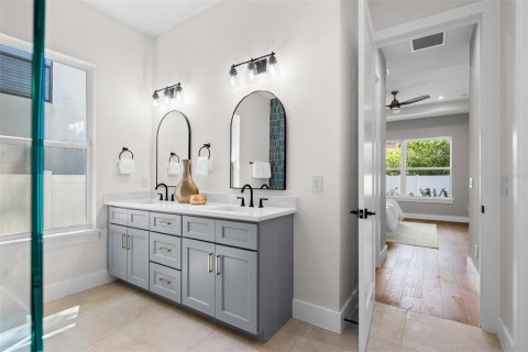 House in Orlando, Florida 4 bedrooms, 295.71 sq.m. № 2229795 - photo 22
