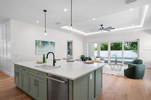 House in Orlando, Florida 4 bedrooms, 295.71 sq.m. № 2229795 - photo 14