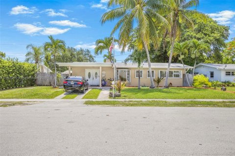 House in Cutler Bay, Florida 3 bedrooms, 179.12 sq.m. № 1799543 - photo 1