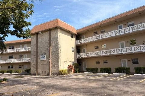 Condo in Lauderdale Lakes, Florida, 2 bedrooms № 2083778 - photo 3