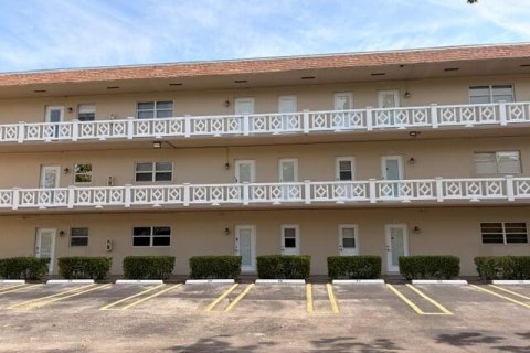 Condo in Lauderdale Lakes, Florida, 2 bedrooms № 2083778 - photo 2