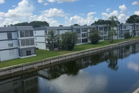 Copropriété à louer à Tamarac, Floride: 2 chambres, 95.22 m2 № 2348579 - photo 3