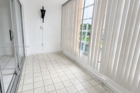 Copropriété à louer à Tamarac, Floride: 2 chambres, 95.22 m2 № 2348579 - photo 4