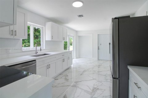 House in Tamarac, Florida 4 bedrooms, 249.91 sq.m. № 1820266 - photo 16