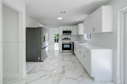 House in Tamarac, Florida 4 bedrooms, 249.91 sq.m. № 1820266 - photo 26