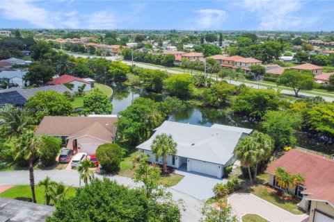 House in Tamarac, Florida 4 bedrooms, 249.91 sq.m. № 1820266 - photo 8