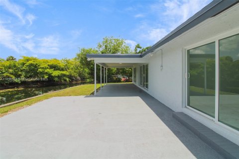 House in Tamarac, Florida 4 bedrooms, 249.91 sq.m. № 1820266 - photo 29