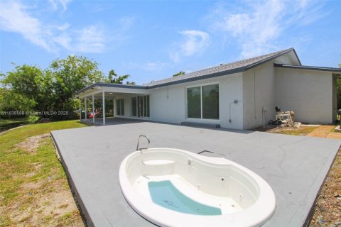 House in Tamarac, Florida 4 bedrooms, 249.91 sq.m. № 1820266 - photo 19
