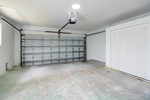 House in Tamarac, Florida 4 bedrooms, 249.91 sq.m. № 1820266 - photo 23