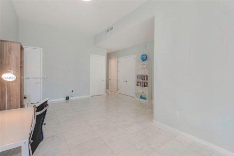 Copropriété à louer à Miami, Floride: 3 chambres, 235.23 m2 № 1960987 - photo 17