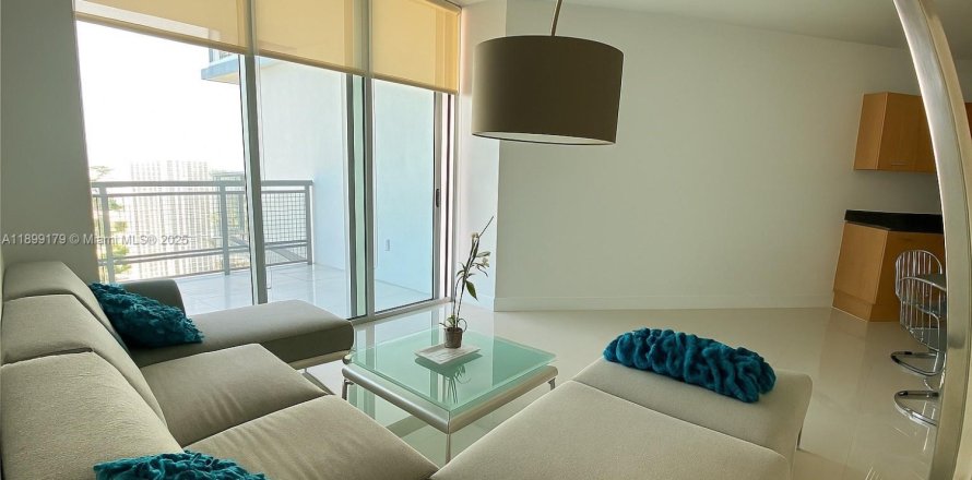 Condominio en Miami, Florida, 1 dormitorio  № 1952040