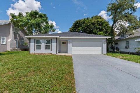 House in Winter Haven, Florida 3 bedrooms, 144.93 sq.m. № 1904692 - photo 1
