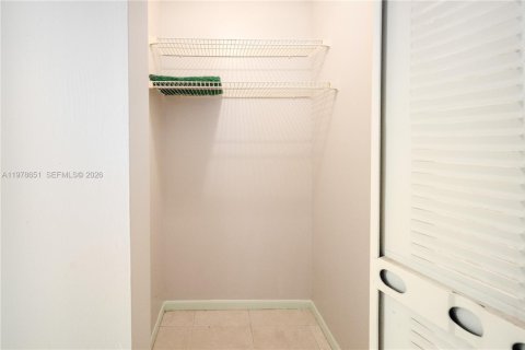 House in West Palm Beach, Florida 2 bedrooms, 1208.01 sq.m. № 2044478 - photo 9