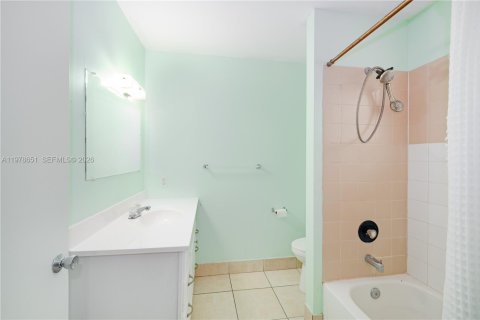 House in West Palm Beach, Florida 2 bedrooms, 1208.01 sq.m. № 2044478 - photo 4