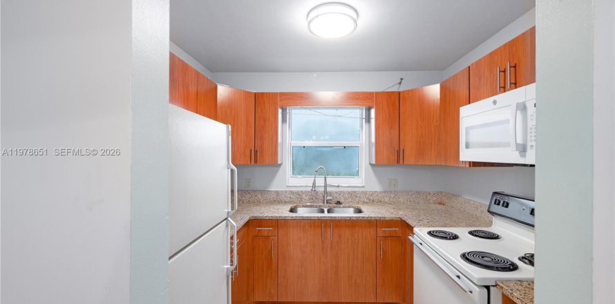 House in West Palm Beach, Florida 2 bedrooms, 1208.01 sq.m. № 2044478