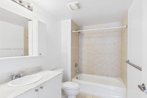 Condominio en alquiler en Miami, Florida, 2 dormitorios, 100.98 m2 № 2032989 - foto 17