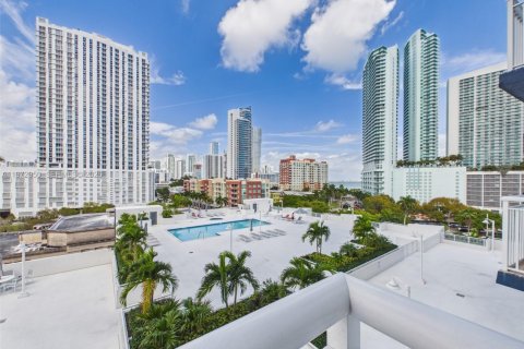 Condominio en alquiler en Miami, Florida, 2 dormitorios, 100.98 m2 № 2032989 - foto 24
