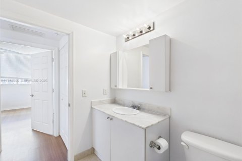 Condominio en alquiler en Miami, Florida, 2 dormitorios, 100.98 m2 № 2032989 - foto 18