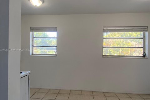Condo in Miami, Florida, 2 bedrooms  № 1691478 - photo 12
