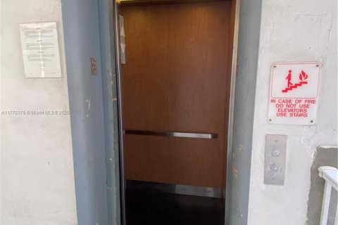 Condo in Miami, Florida, 2 bedrooms  № 1691478 - photo 4