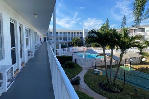 Condo in Miami, Florida, 2 bedrooms  № 1691478 - photo 1
