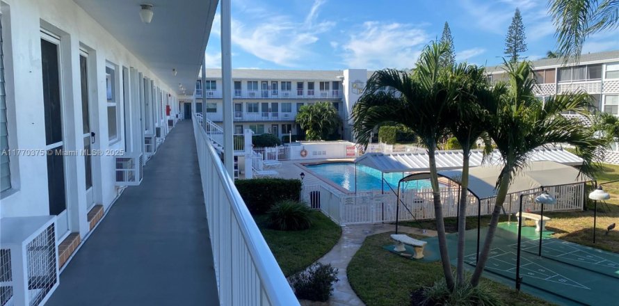 Condo in Miami, Florida, 2 bedrooms  № 1691478