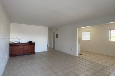 Condo in Miami, Florida, 2 bedrooms  № 1691478 - photo 7