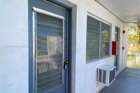 Condo in Miami, Florida, 2 bedrooms  № 1691478 - photo 3