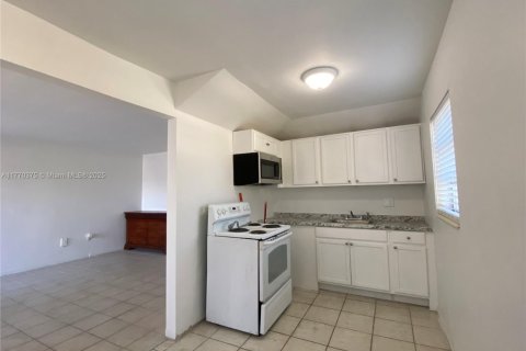 Condo in Miami, Florida, 2 bedrooms  № 1691478 - photo 11