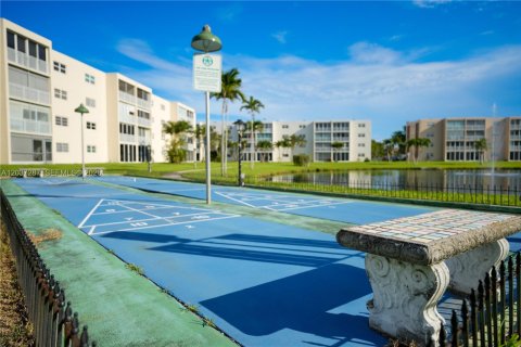 Condo in Dania Beach, Florida, 2 bedrooms  № 2083669 - photo 16