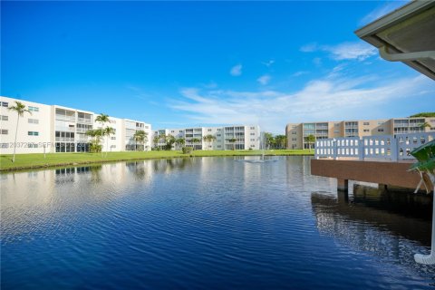 Condo in Dania Beach, Florida, 2 bedrooms  № 2083669 - photo 30
