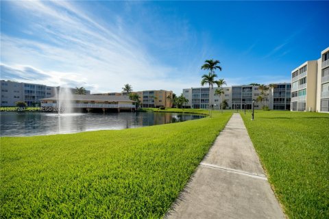 Condo in Dania Beach, Florida, 2 bedrooms  № 2083669 - photo 17