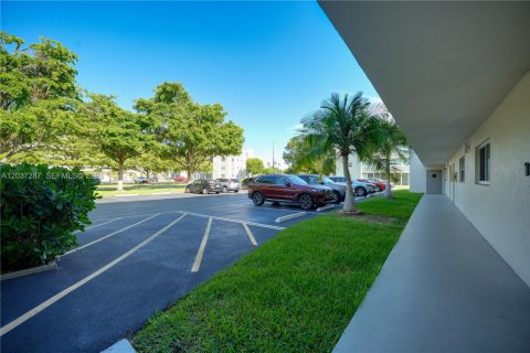 Condo in Dania Beach, Florida, 2 bedrooms  № 2083669 - photo 25