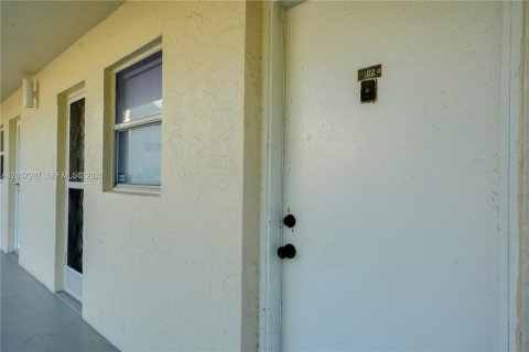 Condo in Dania Beach, Florida, 2 bedrooms  № 2083669 - photo 24