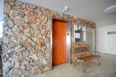 Condo in Dania Beach, Florida, 2 bedrooms  № 2083669 - photo 27