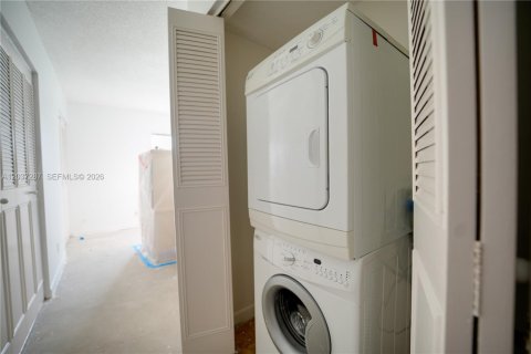 Condo in Dania Beach, Florida, 2 bedrooms  № 2083669 - photo 12