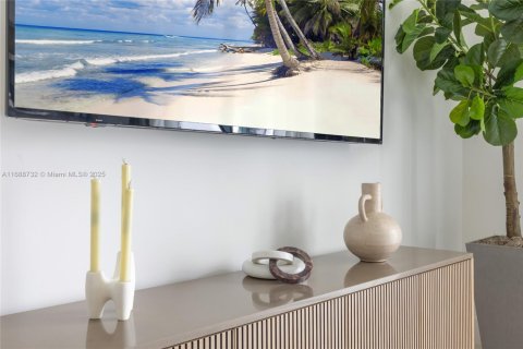 Condo in Miami, Florida, 2 bedrooms  № 1861548 - photo 6