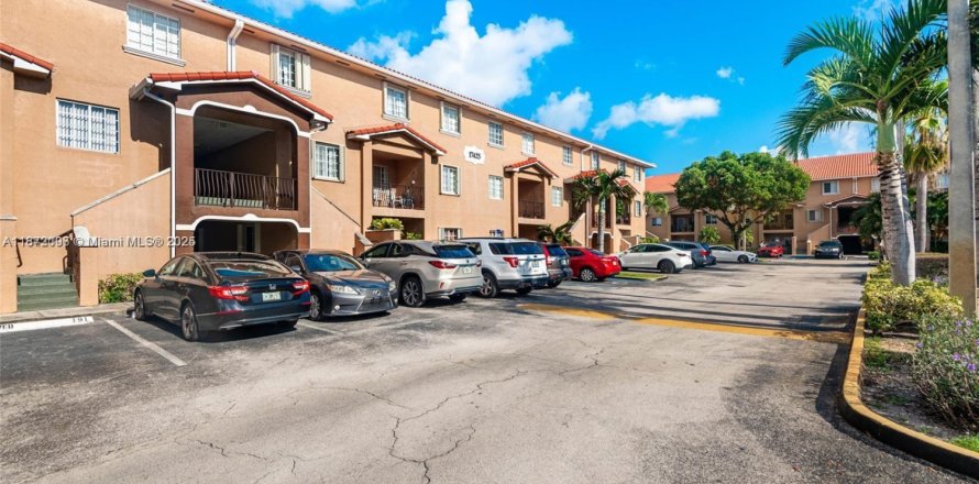 Condo à Hialeah, Floride, 3 chambres  № 1920331