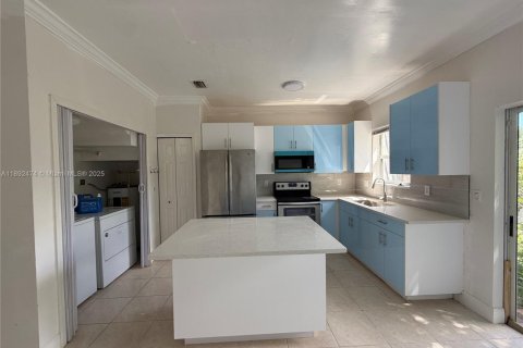 Снять в аренду таунхаус в Хомстед, Флорида 2 спальни, 108.32м2, № 1946232 - фото 4