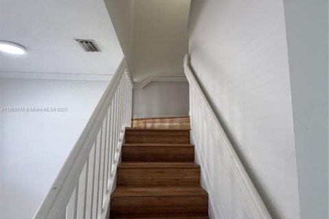 Снять в аренду таунхаус в Хомстед, Флорида 2 спальни, 108.32м2, № 1946232 - фото 5