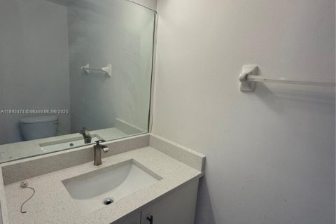 Снять в аренду таунхаус в Хомстед, Флорида 2 спальни, 108.32м2, № 1946232 - фото 7