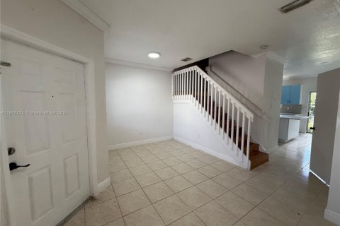 Снять в аренду таунхаус в Хомстед, Флорида 2 спальни, 108.32м2, № 1946232 - фото 2